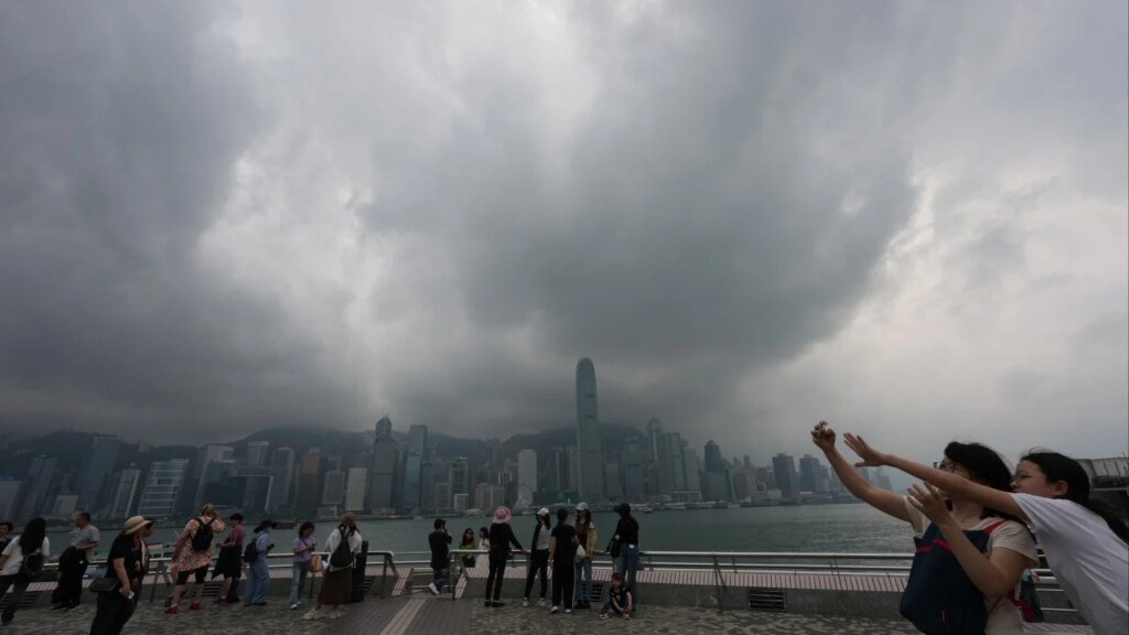 Amber rainstorm warning in Hong Kong, with thunderstorms expected over weekend