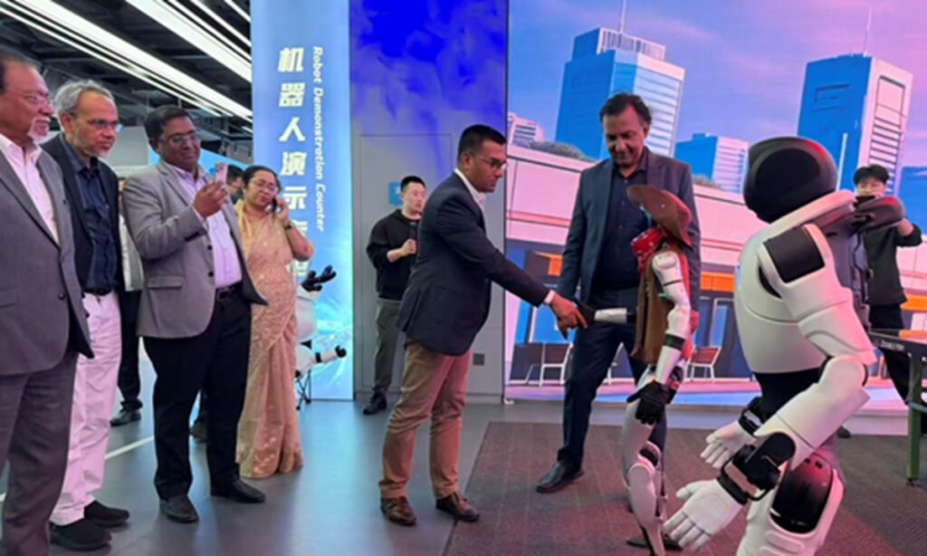 A member of a Bangladeshi delegation visiting China in mid-April shakes hands with a humanoid robot at the E-Town Robot World in Beijing on April 20, 2026. Photo: Chen Qingqing/GT