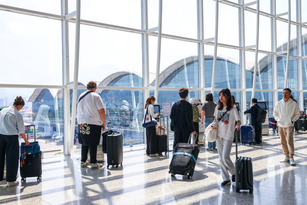 Passengers at Hong Kong International Airport’s departure hall. Photo: Dickson Lee