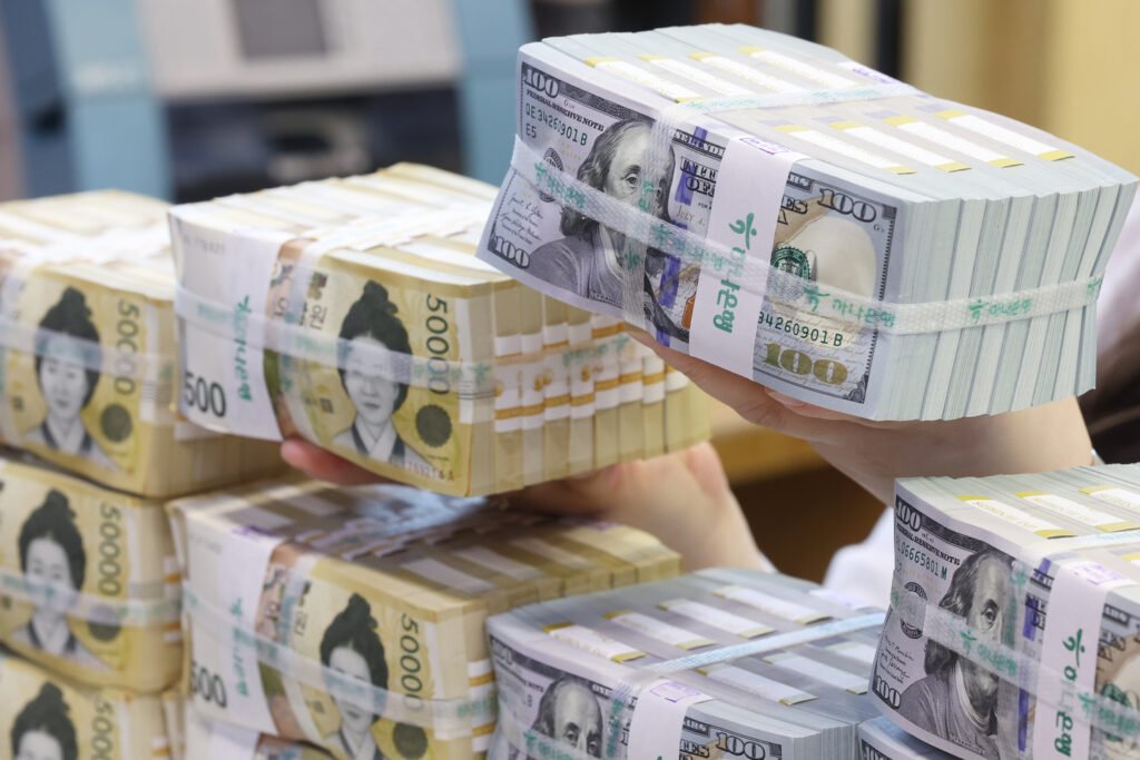 U.S. dollar notes and Korean won at a branch of Hana Bank in central Seoul on April 3. [YONHAP]