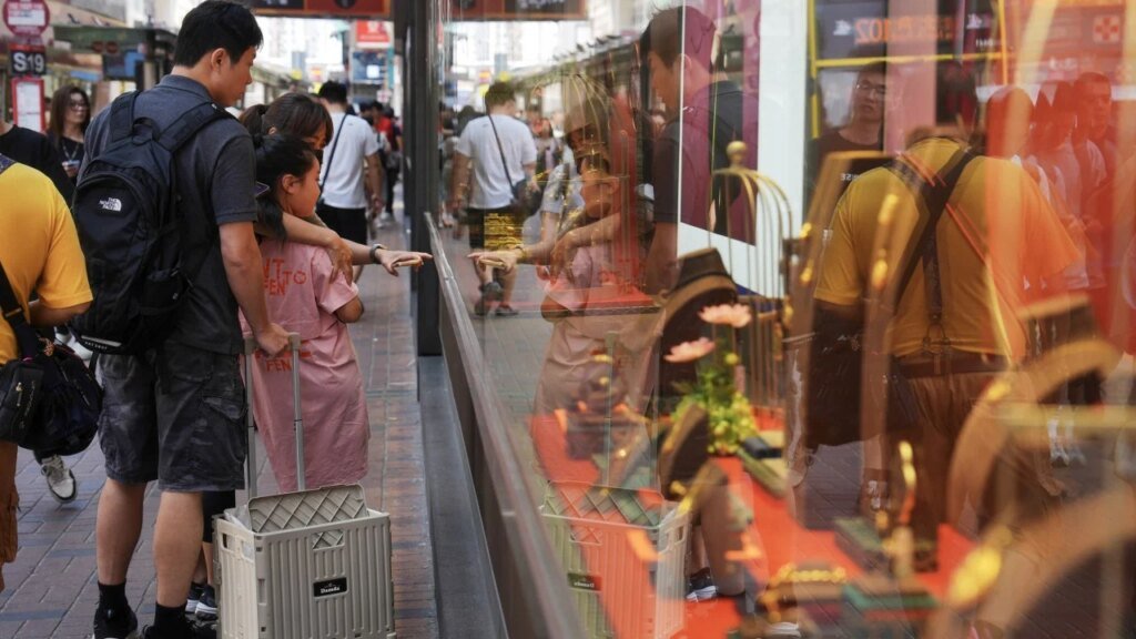 Licence of Hong Kong travel agency revoked after tour guide coerced visitors to shop