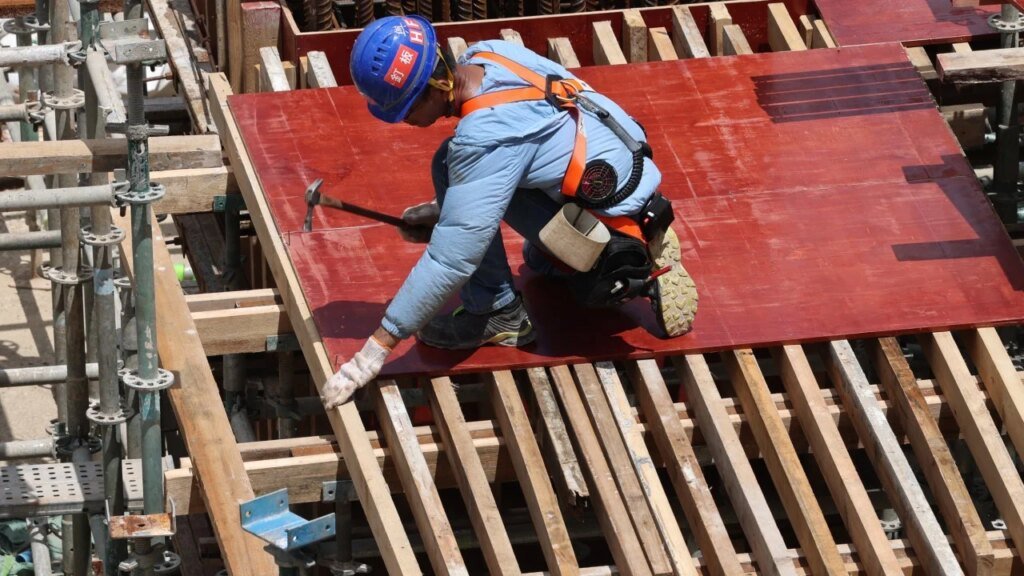 Hong Kong expands heat stress monitoring to better protect outdoor workers