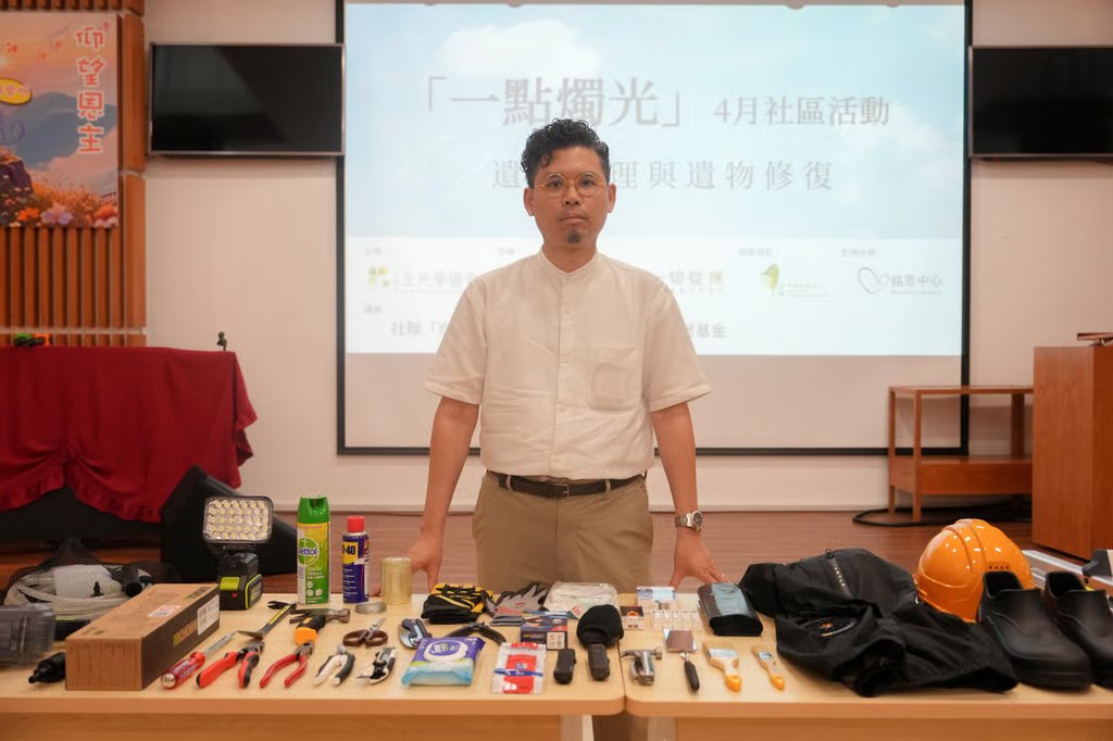 Dr Pasu Ng at a workshop to prepare Wang Fuk Court residents planning a return to their homes. Photo: Sam Tsang