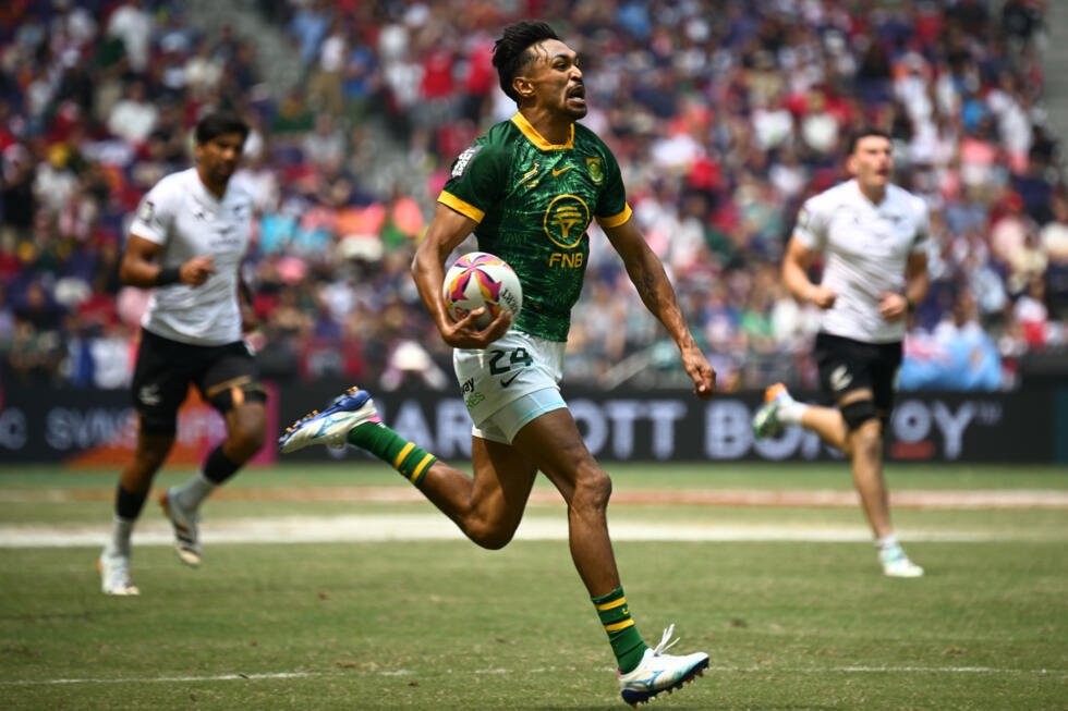 South Africa won their first Hong Kong Sevens rugby title with a dominant 35-7 defeat of title-holders Argentina in the men's final at Kai Tak Stadium
