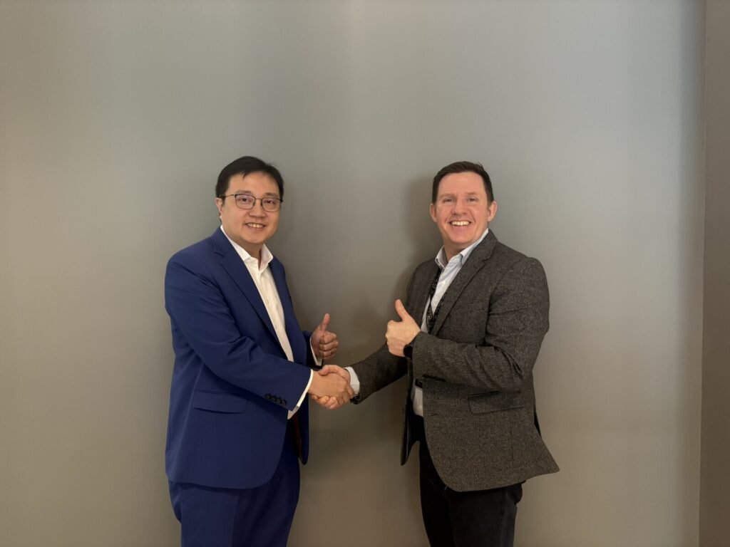 DFIQ Media Hong Kong and WPP Media Hong Kong announced a strategic partnership that brings the power of Open Intelligence for Commerce to Hong Kong for the first time. Pictured are Wee Lee Loh, Group Chief Digital & yuu Rewards Officer, DFI Retail Group (left) and Michael Beecroft, CEO of WPP Media North East Asia (right).