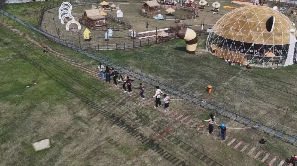 Spring break coincides with Qingming holiday, fueling tourism boom across China