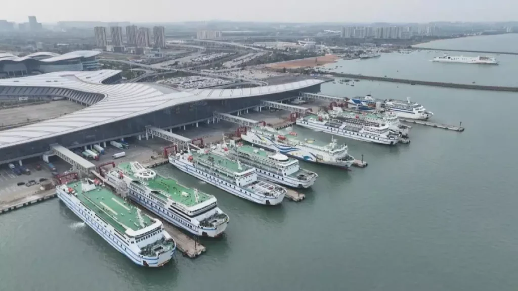 China's Qiongzhou Strait handles 88,300 passenger trips on first day of Qingming Festival holiday