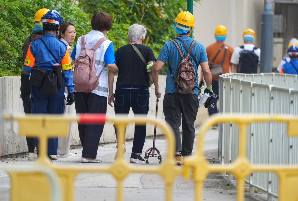 Wang Fuk Court residents may stay for up to three hours inside their flats. Photo: Eugene Lee