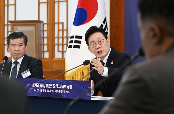 American Chamber of Commerce in Korea Chairman James Kim, left, listens to President Lee Jae Myung during the president's meeting with foreign business leaders in Korea at Cheong Wa Dae in Seoul, Jan. 28. Korea Times photo by Wang Tae-seok