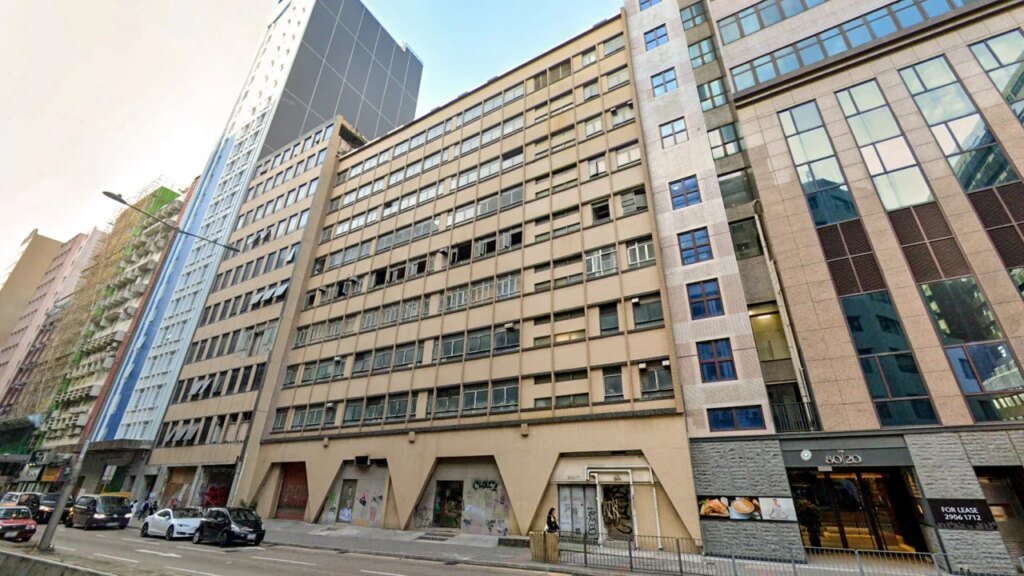 Ex-owner of bankrupt bakery dies after chasing thief and falling off building