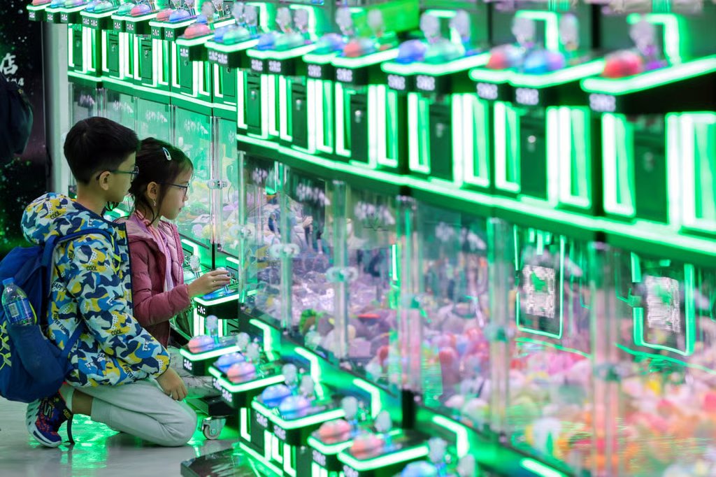 Children play crane games at a claw machine store in Mong Kok on December 26, 2024. Photo: Dickson Lee
