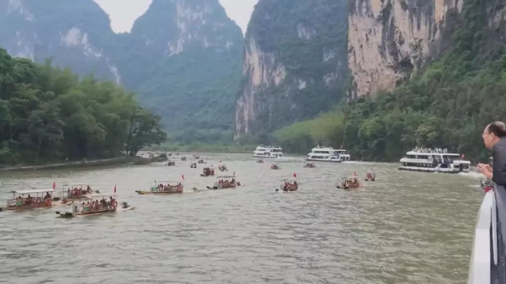 Scenic spots across China enjoy holiday travel boom