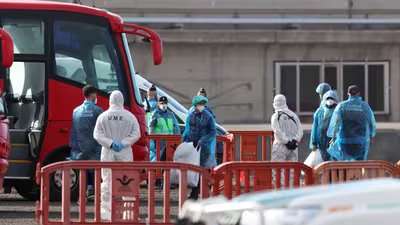 Passengers from the cruise ship MV Hondius affected by a hantavirus outbreak, board a bus at the port of Granadilla de Abona, in Tenerife, Spain, May 10, 2026. REUTERS/Hannah McKay (REUTERS)