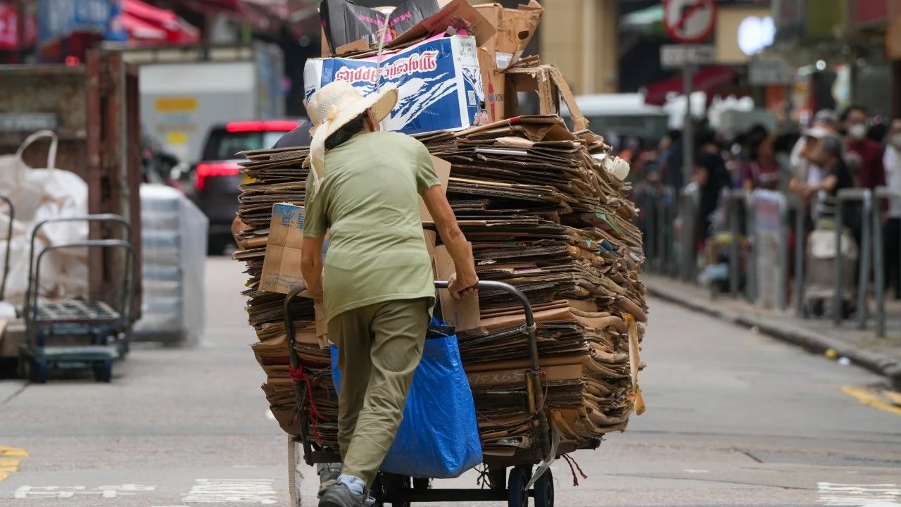 HK$1 minimum wage rise unlikely to significantly lift low-paid incomes, experts say