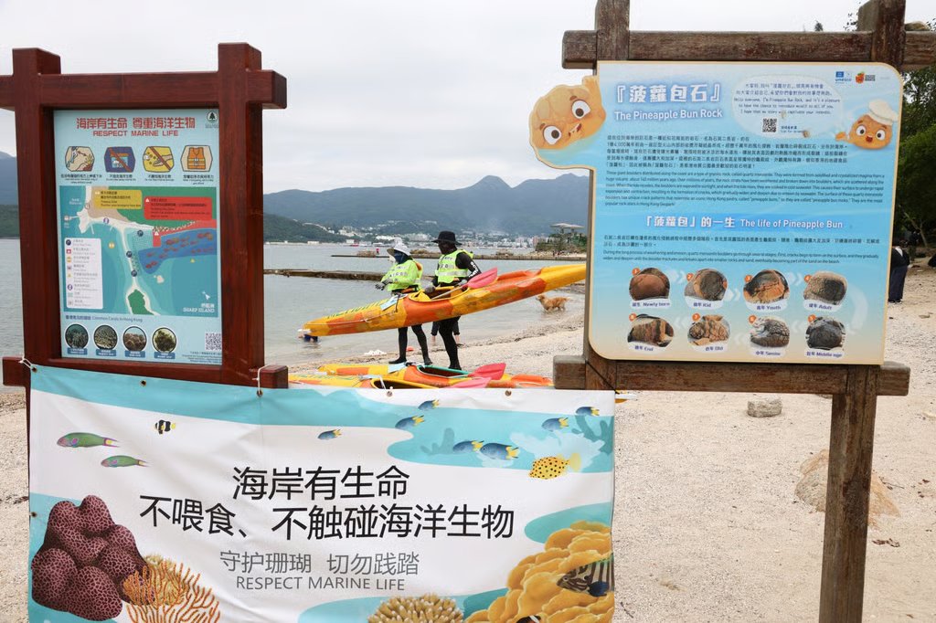 Banners, booths and Agriculture, Fisheries and Conservation Department officers were deployed to promote marine protection on the island. Photo: Dickson Lee Photo: Dickson Lee